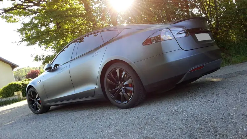 Covering-TESLA-MODEL-S-2