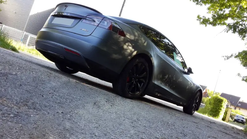 Covering-TESLA-MODEL-S-3