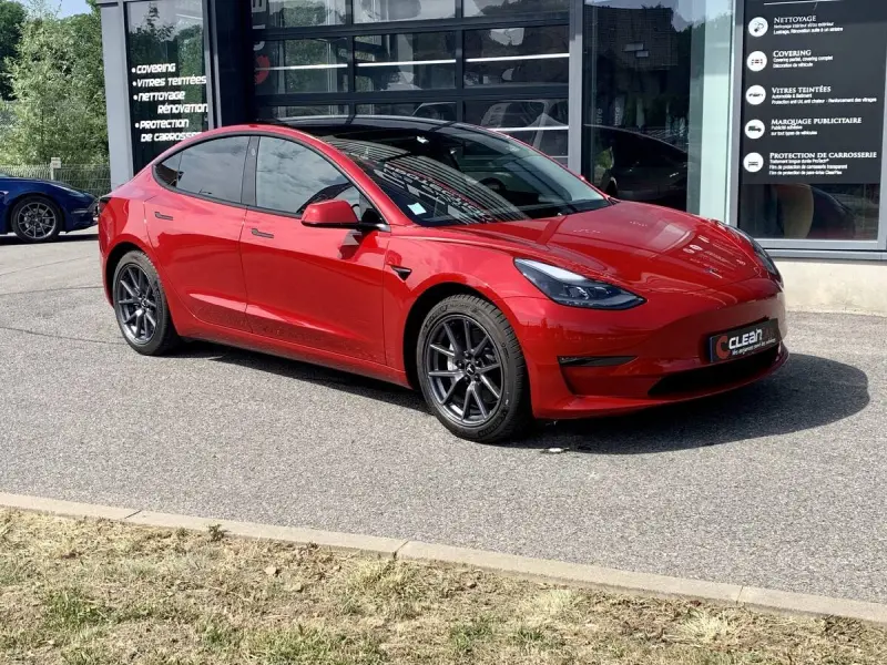 Tesla-Model-3-rouge-3-4-arriere_-3